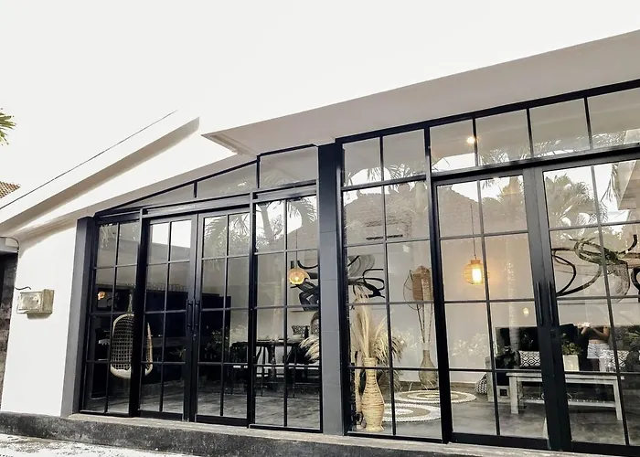Stylish 2 Bedroom In - Bright & Airy Villa *